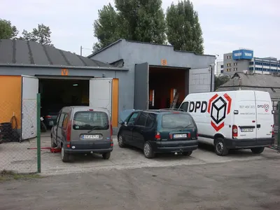 V8 SKLEP MOTORYZACYJNY SERWIS SAMOCHODÓW MOTOCYKLI SKUTERÓW WULKANIZACJA DIAGNOSTYKA KOMPUTEROWA